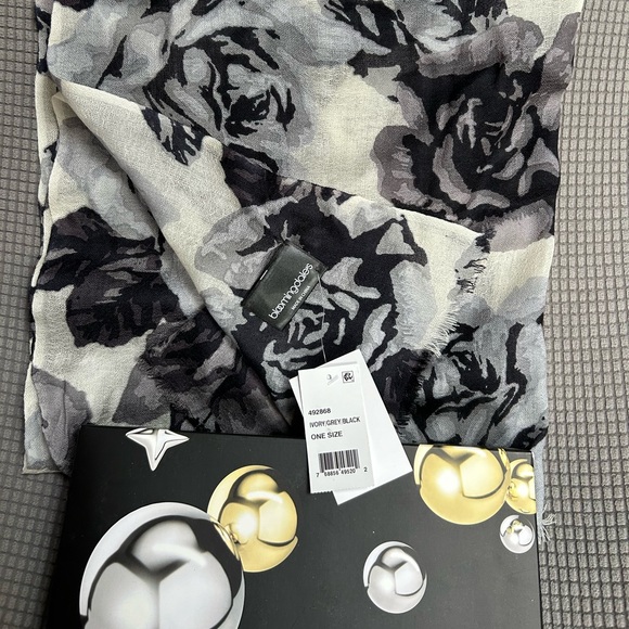 Bloomingdale’s Fashion Scarf - One Size - Ivory, Black and Gray. NWT - Picture 2 of 8